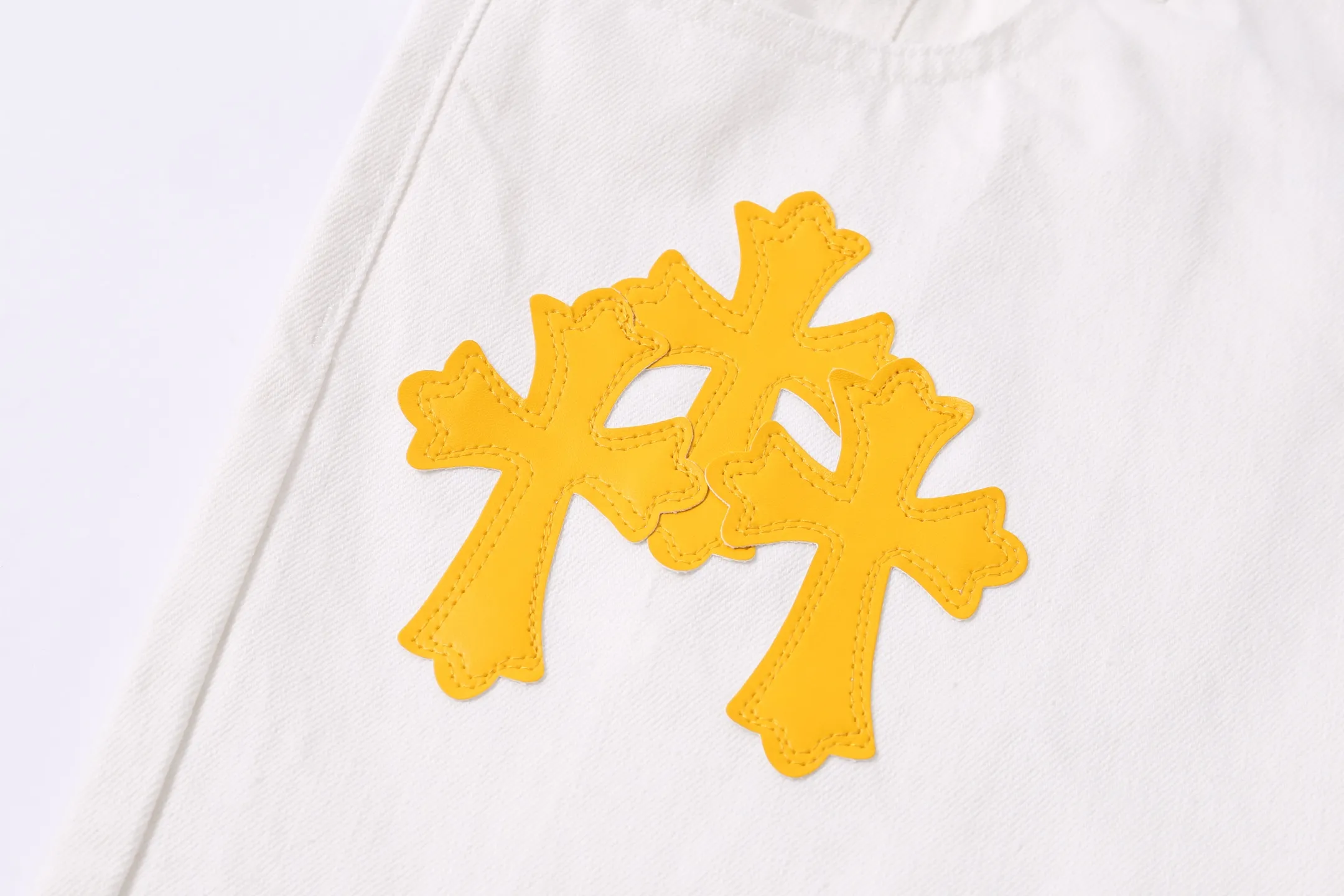 P210 Style number: H897 [Men's zipper style] Croxin & 𝐂𝐡𝐫𝐨𝐦𝐞 𝐇𝐞𝐚𝐫𝐭 ss25 new yellow Miami patchwork leather jeans. Styles with different washed textures are very friendly to people with thin legs. The slightly flared version perfectly modifies the leg shape. The timeless and moderate length makes it easy to match and match. It is the basis for various styles and is a must-have in your wardrobe! The fabric is stiff but also makes the upper body soft without losing texture. The washing process is even more perfect. It is a must-have item for everyone! ! ! Washed wheat, hang tag, pants label, complete with three labels Color: white Size: 30-32-34-36